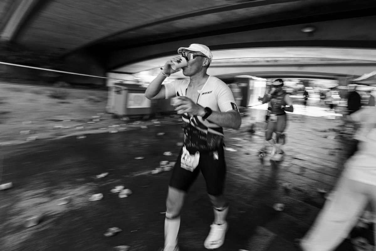 Atleta durante l'allenamento con bottiglia d'acqua